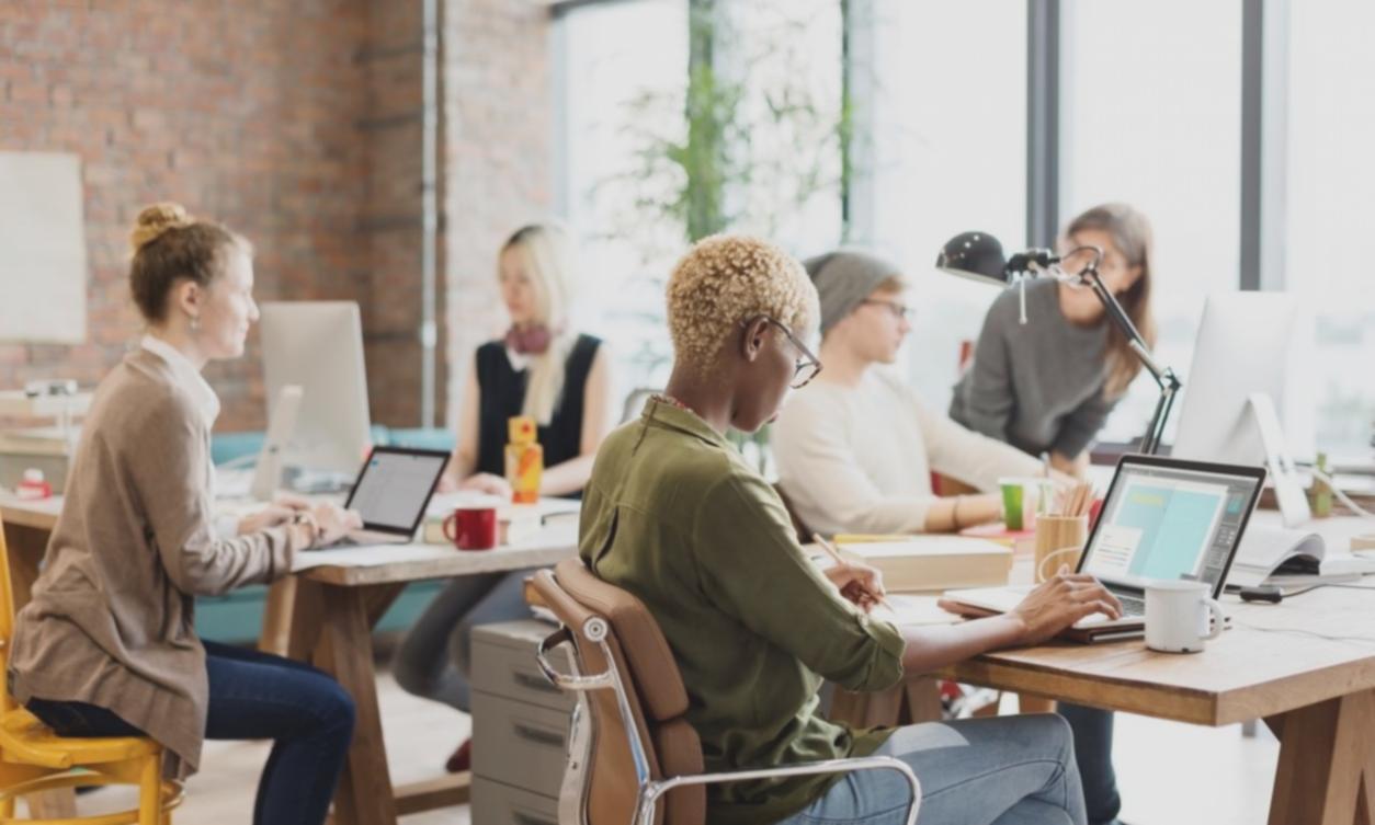 Équipe en réunion d'analyse de données financières