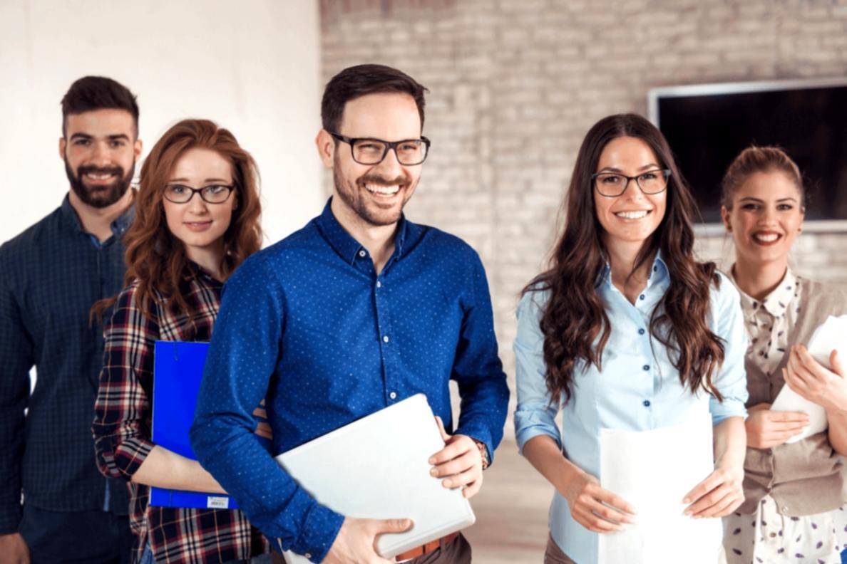 Session d'analyse financière collaborative avec participants discutant de graphiques et données