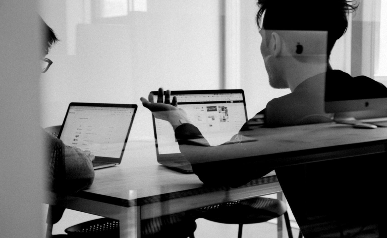 Graphiques financiers et rapports d'analyse sur bureau